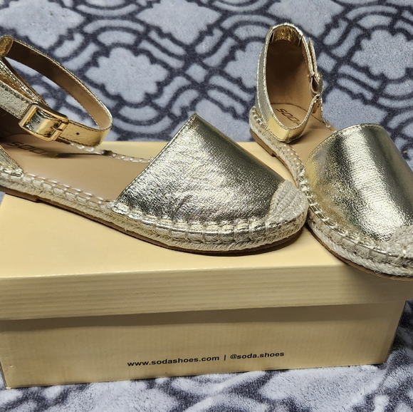 Soda Shoes Gold Sandles - Picture 1 of 3
